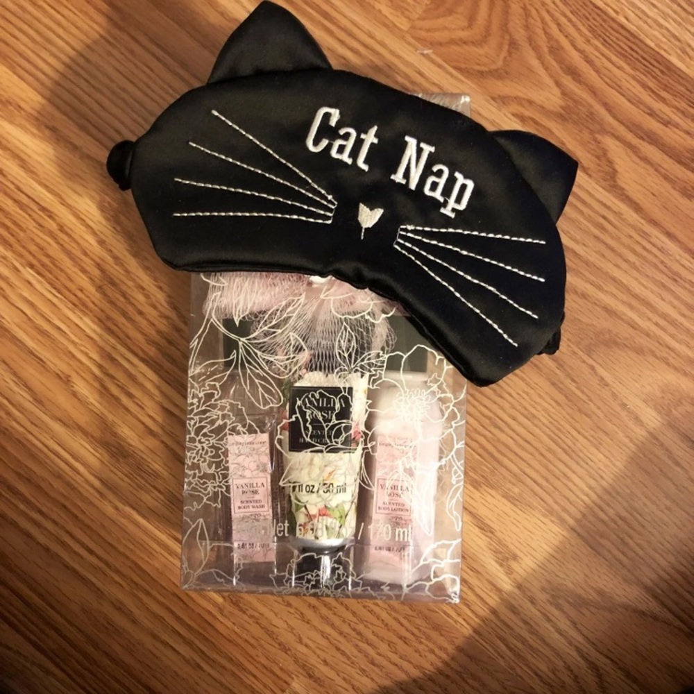 Vanilla Rose beauty bag, w/ steve madden mask